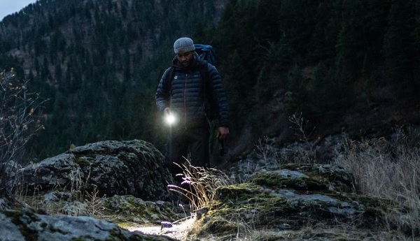 ویژگیهای بهترین چراغ قوه کوهنوردی + معرفی پرطرفدارترین مدلهای 2025 2 مقایسه چراغ قوه کوهنوردی و معمولی