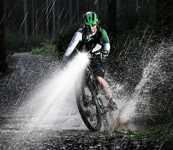 راهنمای خرید چراغ قوه ضد آب، چگونه بهترین انتخاب را داشته باشیم؟ 5 چراغ قوه دوچرخه ضدآب